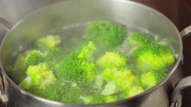 Frische Grüne Brokkoliröschen Kochen Sanft Einem Topf Mit Wasser Geben — Stockvideo