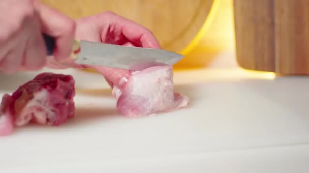Przycinanie Przygotowywanie Żeber Wieprzowych Białej Desce Gotowania Dla Smakoszy — Wideo stockowe