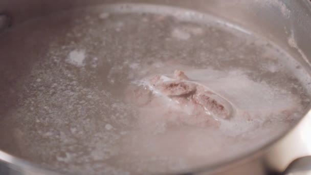 沸騰した水泡のダンスの中で沸騰した肉の優しさを強調する肉の調理プロセス — ストック動画