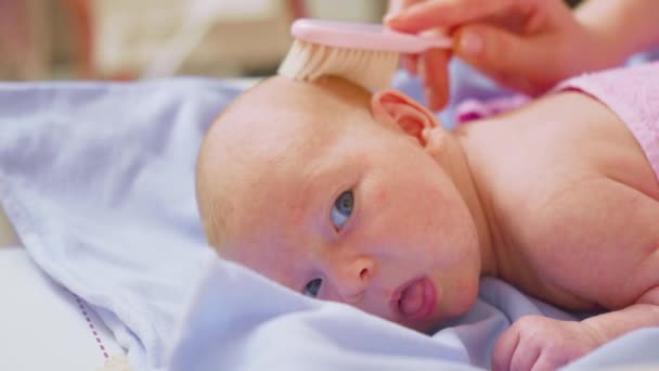 Momentos Tiernos Cuidado Del Recién Nacido Capturados Peinando Suavemente Los — Vídeos de Stock