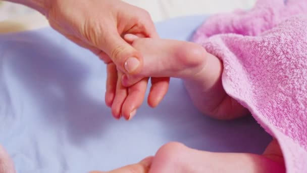 Μικρά Πόδια Κρυμμένα Κάτω Από Μια Ζεστή Κουβέρτα Νεογέννητο Μωρό — Αρχείο Βίντεο