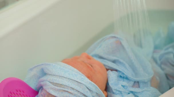 Cuidado Suave Durante Baño Bebé Recién Nacido Entorno Baño Sereno — Vídeo de stock