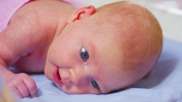 Exhibición Primera Fuerza Los Recién Nacidos Retrato Bebé Sosteniendo Tiernamente — Vídeo de stock