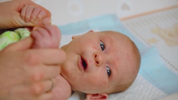 一个刚刚出生的婴儿被温柔的触摸所抚慰的特写 — 图库视频影像