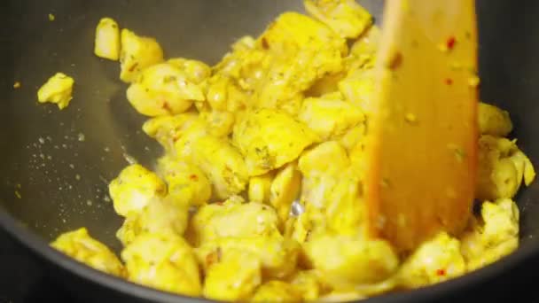 Sizzling Sliced Chicken Stir Fry Ação Foco Seletivo — Vídeo de Stock