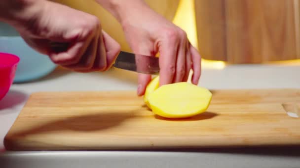 Hände Schneiden Eine Kartoffel Vorsichtig Dünne Scheiben Auf Einem Hölzernen — Stockvideo