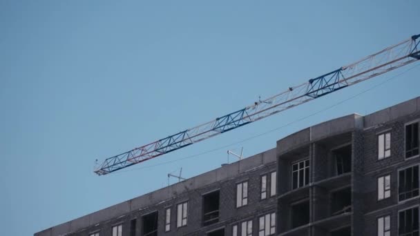 Stavební Jeřáb Vysoký Stojí Vrcholu Elektrického Vedení Uprostřed Rušného Města — Stock video