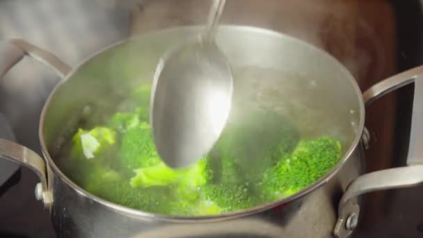 Cızırdayan Brokoli Çiçekleri Mutfakta Buharlı Mutfak Anı — Stok video