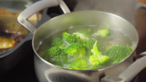 Sizzling Broccoli Florets Momento Culinario Fumante Cucina — Video Stock