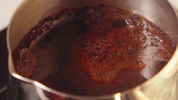 Close Panela Metal Mostrando Processo Fabricação Café Rico Escuro Capturando — Vídeo de Stock