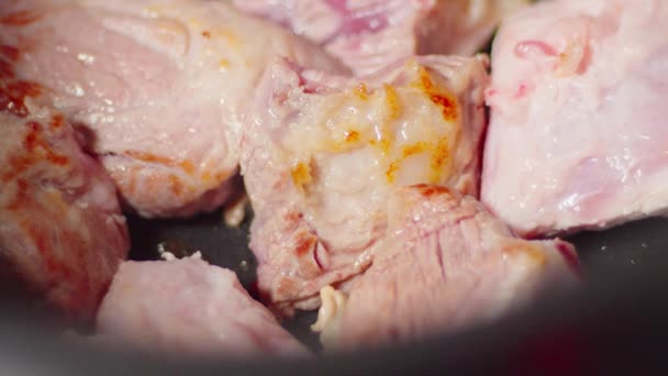 Sacando Trozos Cerdo Suculento Una Sartén Para Una Comida Abundante — Vídeos de Stock
