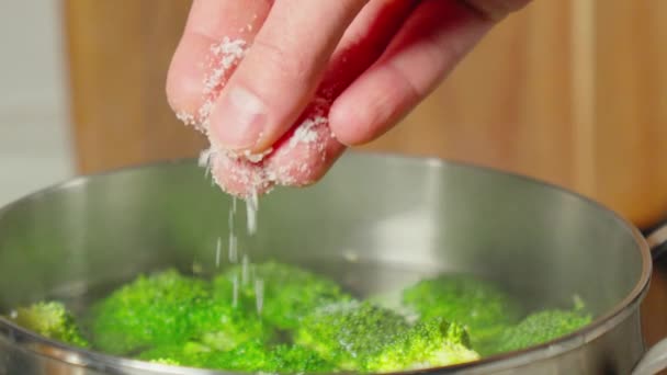 Koření Brokolice Flóry Špetkou Soli Během Domácí Kuchyně Základní Technika — Stock video