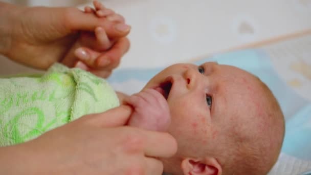 Retrato Bebé Recién Nacido Reconfortado Por Toque Suave — Vídeos de Stock