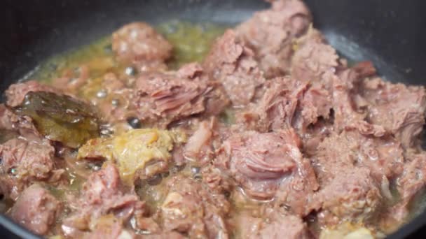 Memasak Daging Kaleng Rebus Dalam Close Makanan Kaleng — Stok Video