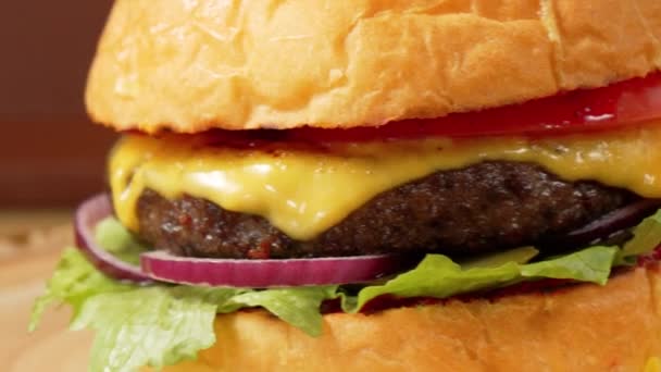 Cheeseburger Μαρούλι Και Ντομάτα Στο Bun Κλείσε — Αρχείο Βίντεο