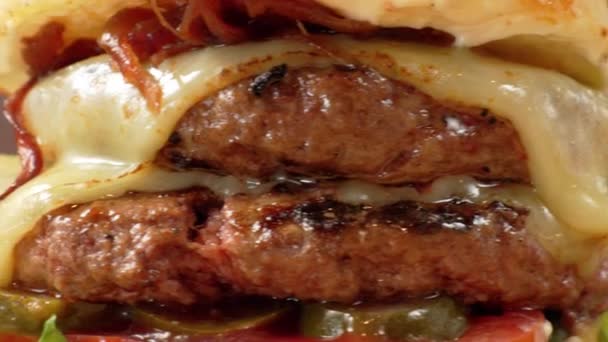Cheeseburger Beef Patty Melted Cheese Fresh Lettuce Ripe Tomato Clearly — Stock Video