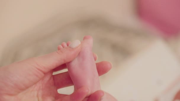 Drží Hladí Své Dítě Jemnou Nohou Symbolizující Jemné Pouto Rodiny — Stock video