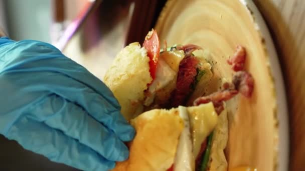 Hamburger Gastronomique Avec Une Galette Boeuf Juteuse Garnie Œufs Bacon — Video