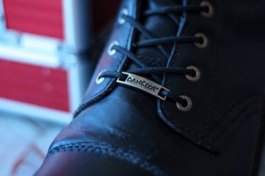 Önemli bir Camelot logosu etiketi olan bir ayakkabı. Ayakkabı merkezi odak noktasıdır, marka açıkça gösterilir..