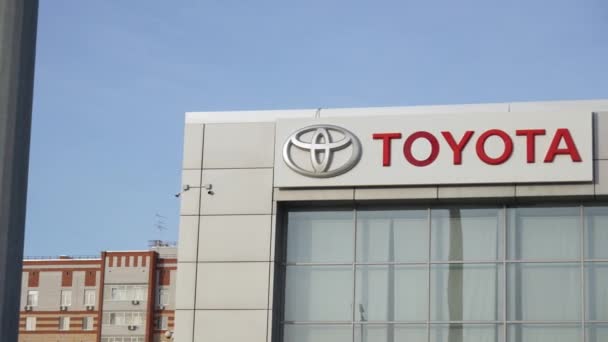 Tyumen Rosja Marca 2024 Toyota Znak Stoi Wyraźnie Przed Jasnym — Wideo stockowe