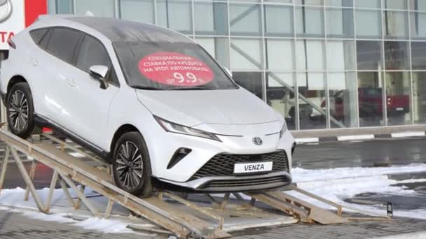 Tyumen Rosja Marca 2024 Toyota Venza Wystawiana Jest Pochyłej Rampie — Wideo stockowe