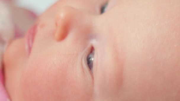 Крупный План Новорожденного Ребенка Любопытные Глаза Смотрит Вокруг Раскрывая Невинность — стоковое видео