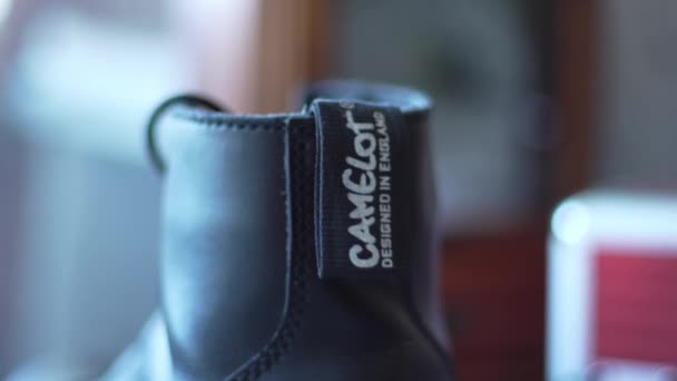 Tyumen Rússia Março 2024 Sapato Preto Com Uma Etiqueta Marca — Vídeo de Stock