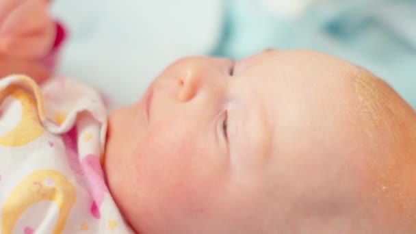 晨光中的新生幸福 对婴儿的一种轻柔的陶醉 — 图库视频影像