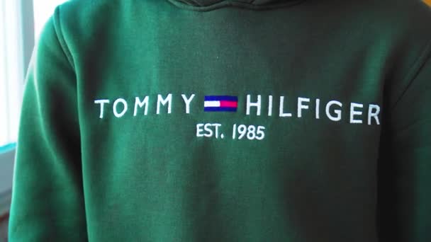 Tyumen Rusya Mart 2024 Yeşil Tommy Hilfiger Sweatshirt Giyen Kişi — Stok video