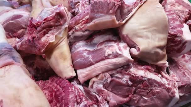 Een Boeiend Portret Van Een Stapel Rauw Vlees Gracieus Naast — Stockvideo