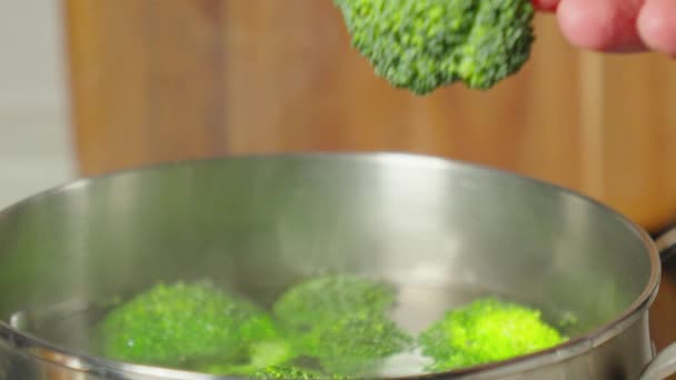 Simplicidad Preparar Brócoli Verde Fresco Con Vapor Subiendo Suavemente Medida — Vídeos de Stock