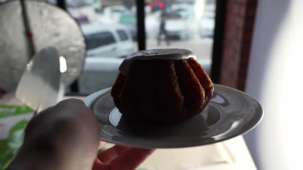 Ein Verführerischer Cupcake Sitzt Auf Einem Zarten Teller Geschmückt Mit — Stockvideo