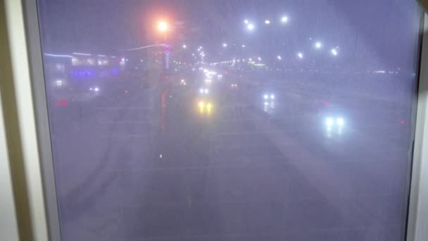 Pemandangan Jalan Malam Blurry Dengan Lampu Kota Fokus Selektif — Stok Video