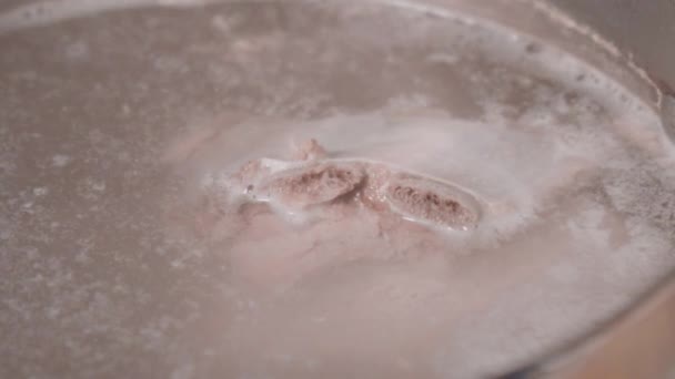 Nahaufnahme Von Sukkulenten Fleisch Simmering Kochendem Wasser Die Kunst Des — Stockvideo