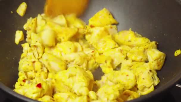 Pollo Batido Convertido Wok Caliente Sazonado Con Una Mezcla Especias — Vídeo de stock