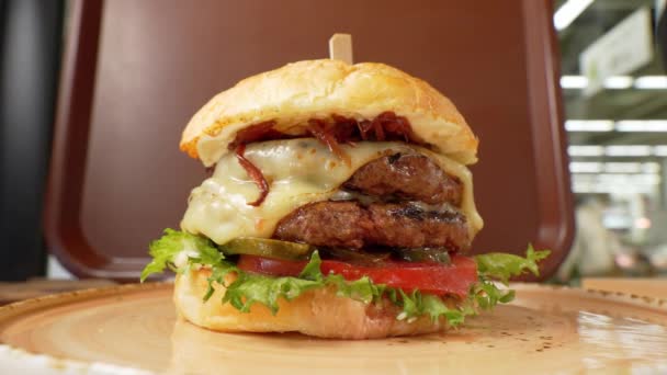 Cheeseburger Είναι Βοδινό Μπιφτέκι Λιωμένο Τυρί Φρέσκο Μαρούλι Και Ώριμη — Αρχείο Βίντεο