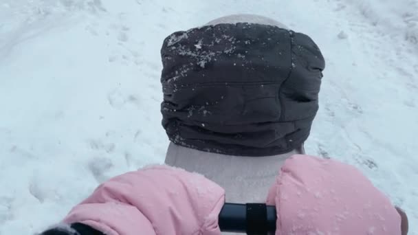 Zimní Procházka Otcové Cesta Dítětem Zasněženém Tichu — Stock video