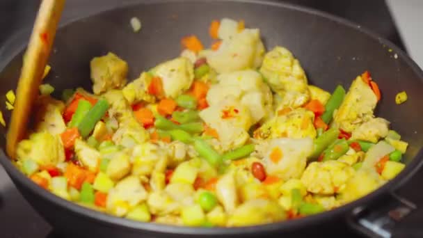 Sizzling Stir Fry Spectacle Πολύχρωμα Λαχανικά Και Κοτόπουλο Στο Τηγάνι — Αρχείο Βίντεο