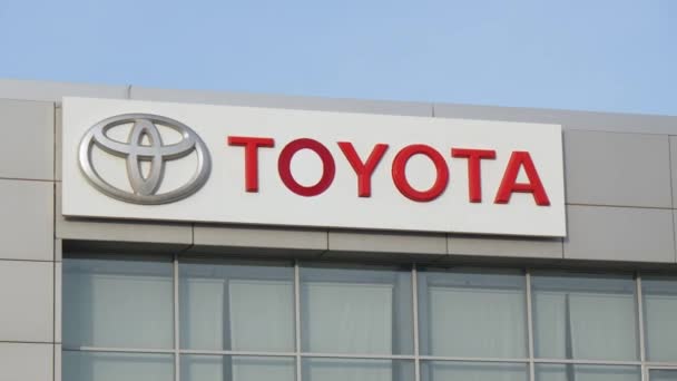 Tyumen Rusland Maart 2024 Toyota Uithangbord Dat Prominent Tegen Een — Stockvideo