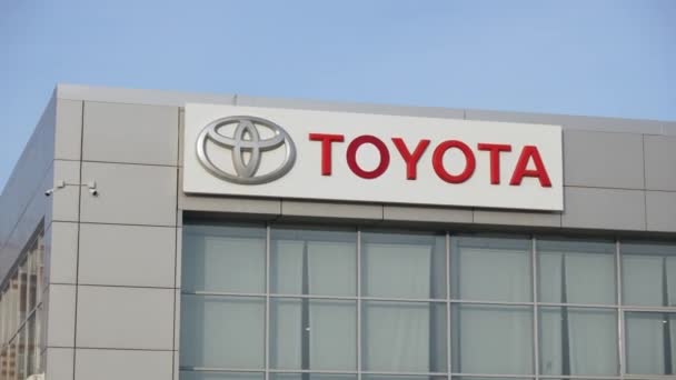 Tyumen Russia March 2024 Toyota Firma Pie Prominentemente Contra Cielo — Vídeo de stock