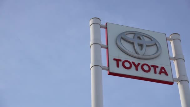 Tyumen Rússia Março 2024 Toyota Logo Sign Blue Sky Foco — Vídeo de Stock