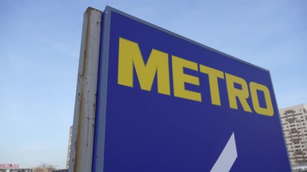 Tjumen Russland März 2024 Metro Logo Aus Nächster Nähe — Stockvideo