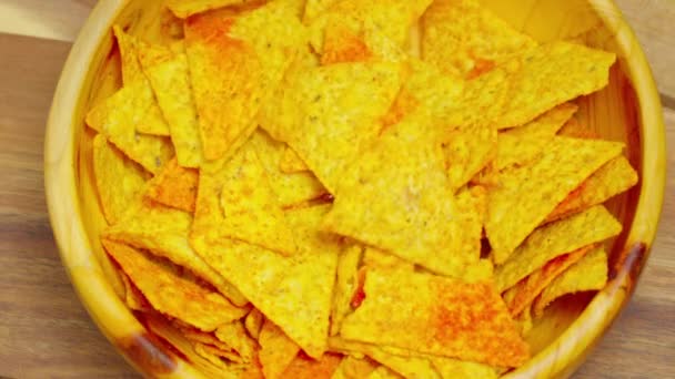 Bowl Gevuld Met Krokante Tortilla Chips Het Creëren Van Een — Stockvideo