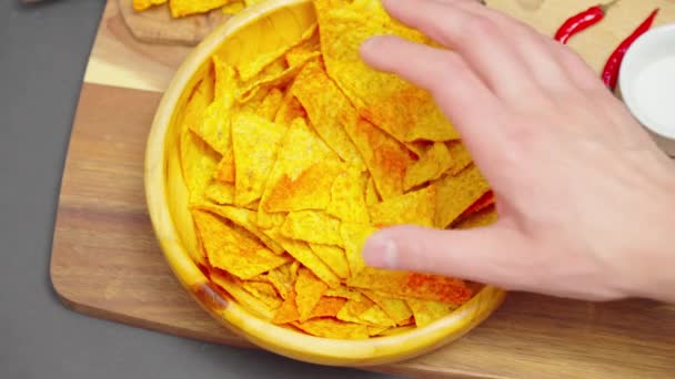 Gelbe Schüssel Gefüllt Mit Tortilla Chips Selektiver Fokus — Stockvideo