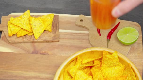メキシコのカクテル ミシェラダ ビールとトマトジュースで作られています 選択的なフォーカス — ストック動画