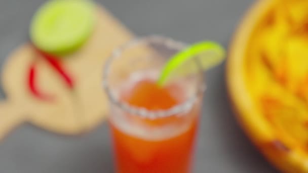 Michelada Mexikansk Alkoholhaltig Cocktail Med Limejuice Tomatjuice — Stockvideo