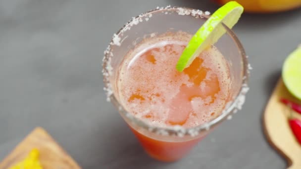 Cocktail Mexicano Michelada Feito Com Cerveja Sumo Tomate Foco Seletivo — Vídeo de Stock