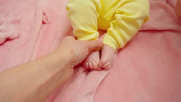Babyfuß Signalisiert Eine Rührende Verbindung Zwischen Säugling Und Elternteil — Stockvideo