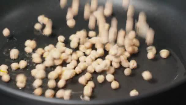锅里塞满了美味的鹰嘴豆和豌豆 煮着吃 慢动作 — 图库视频影像