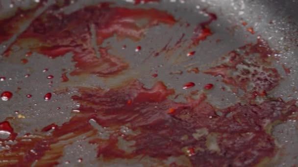 Vista Detallada Una Sartén Llena Comida Chisporroteante Cocinada — Vídeos de Stock